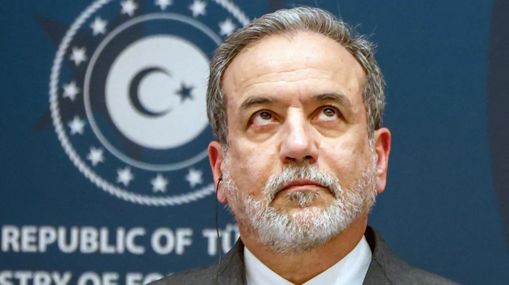Ministro das Relações Exteriores do Irã visita Paquistão em meio a tensões globais e incertezas sobre negociações de guerra