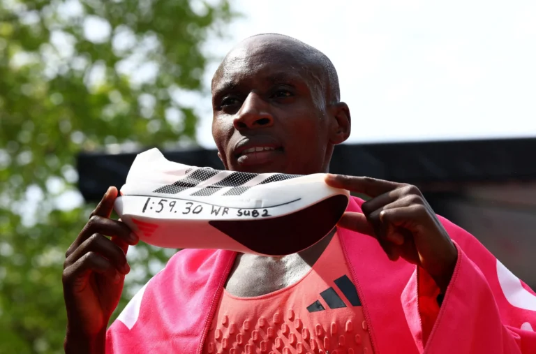 Ação da Adidas Dispara com “Supertênis” que Quebra Barreiras em Maratona Histórica