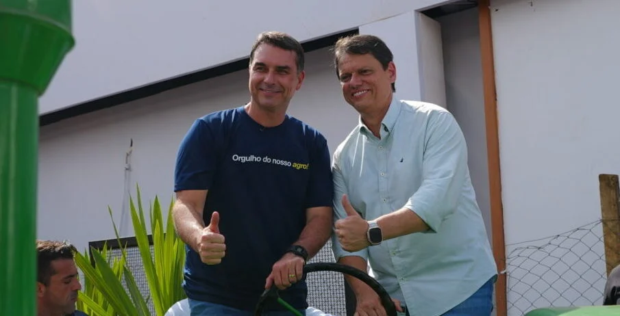 Flávio Bolsonaro e Tarcísio de Freitas ofuscam discurso na Agrishow, com Jair Bolsonaro como centro das atenções