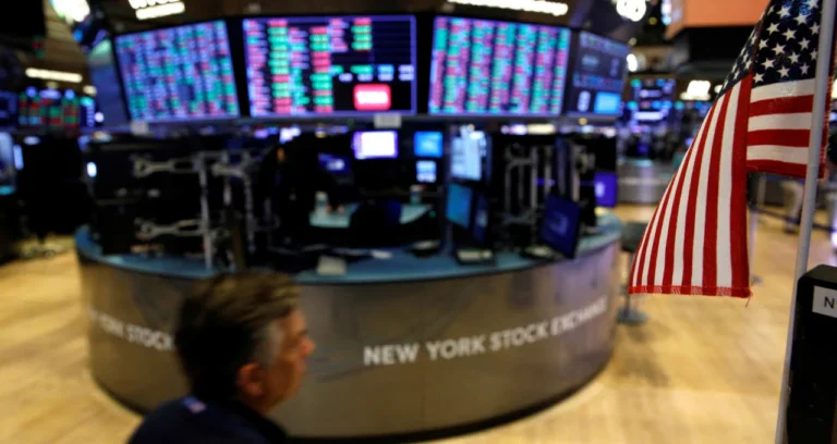Wall Street em Montanha-Russa: Recordes no Nasdaq e S&P 500 Contrastam com Incertezas Globais e o Futuro da IA
