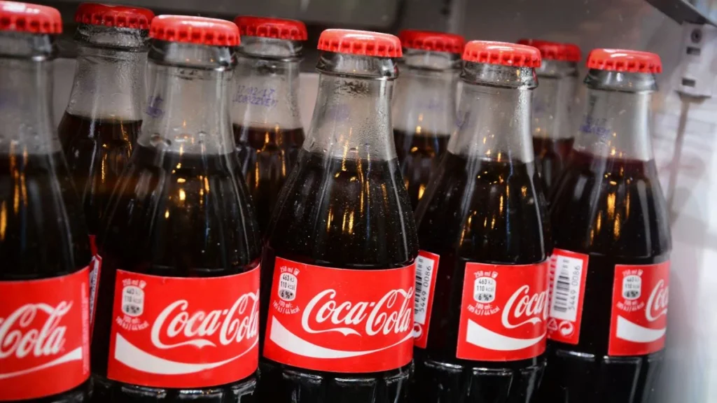 Coca-Cola Reduz Tamanho de Latas e Garrafas no Brasil: Entenda o Impacto no Seu Bolso e o Que Dizem os Especialistas do Mercado Financeiro