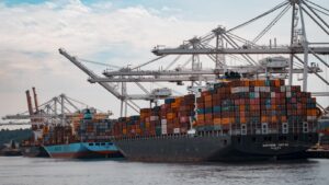 Acordo Mercosul-UE - porto internacional com containers e bandeiras do Brasil e da Uniao Europeia