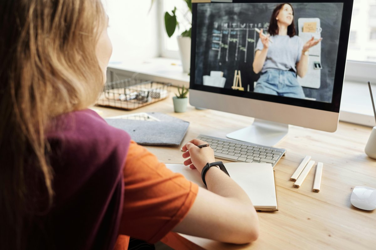Como aumentar o sinal do Wi-Fi: roteador moderno em ambiente residencial