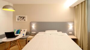 como dormir melhor à noite: quarto organizado e escuro para sono de qualidade