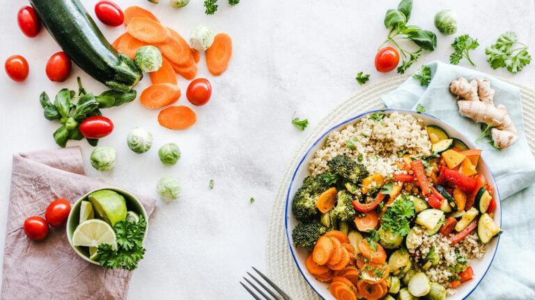 como melhorar a digestão naturalmente: prato colorido com alimentos saudáveis