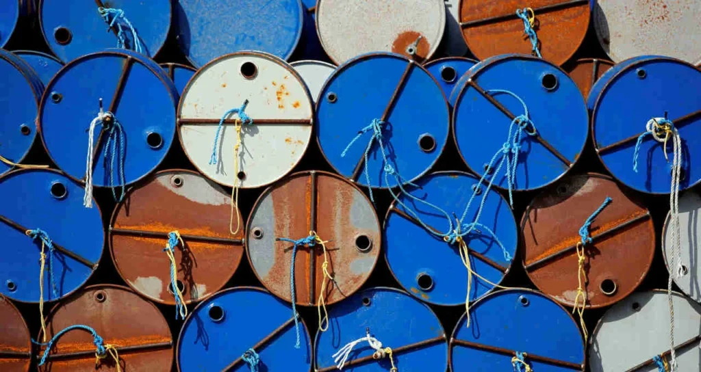 Petróleo Fecha em Queda com Proposta de Paz do Irã, Mas Brent Dispara 9% na Semana com Tensão Geopolítica