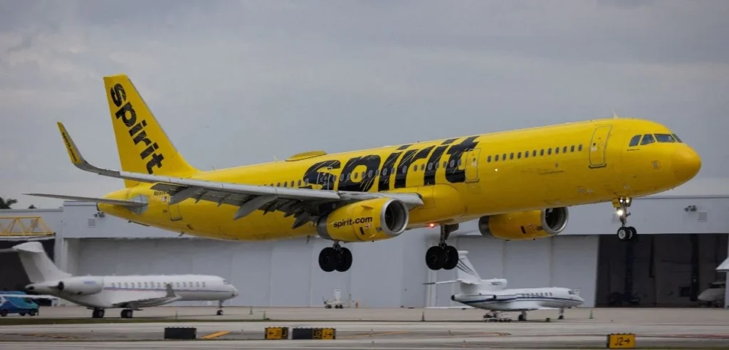 Spirit Airlines fecha as portas nos EUA: Guerra no Irã e custos elevados levam primeira companhia aérea à falência em meio a tensões geopolíticas