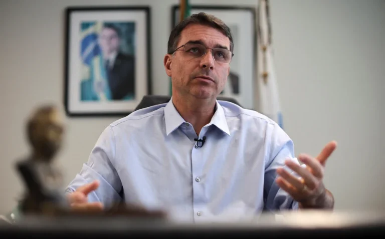 Flávio Bolsonaro promete reduzir a maioridade penal se eleito: Saiba o que mudaria e o impacto no mercado financeiro