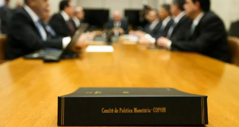 COPOM mantém cautela e pode alterar ritmo de cortes com guerra no Oriente Médio; veja impacto na sua renda fixa