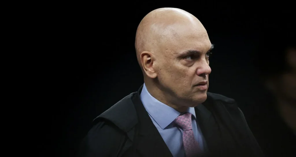 Suprema Corte Intervém: Ministro Alexandre de Moraes Suspende Lei que Poderia Reduzir Pena de Bolsonaro em Caso de Golpe