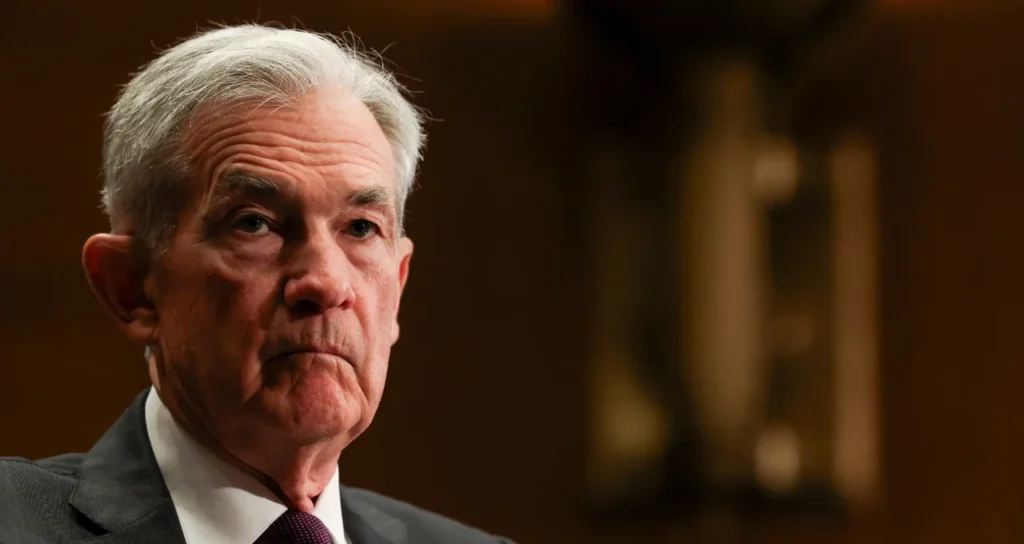 Fim do Mandato de Powell no Fed: Análise dos Acertos e Erros do Presidente em Meio a Tensões Globais e Inflação