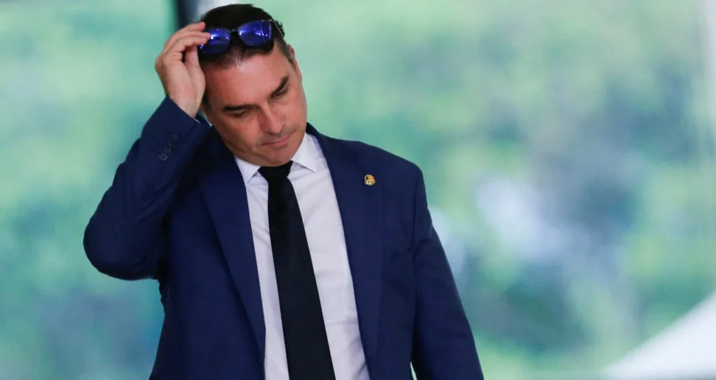 Flávio Bolsonaro mantém candidatura à Presidência após vazamento de áudios: 'Não vou desistir'