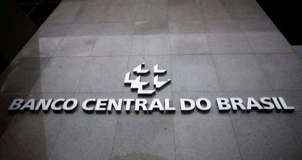 Economistas Elevam Previsões de Selic e Inflação para 2026; Dólar Oscila com Cenário Internacional