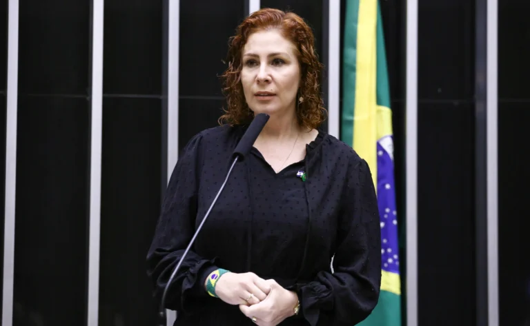 Justiça determina penhora de bens de Carla Zambelli após uso irregular de foto de Boulos em ação judicial