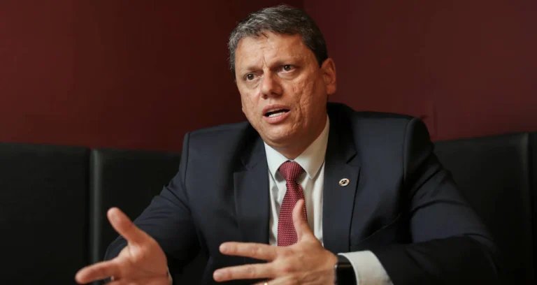 Tarcísio de Freitas Pede Explicações a Flávio Bolsonaro Sobre Questões Pessoais e Reunião com Trump