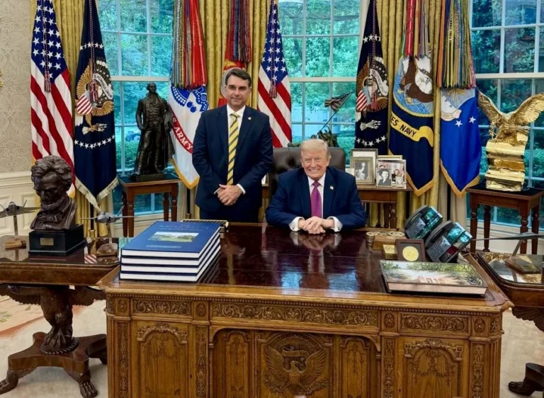 Flávio Bolsonaro se encontra com Donald Trump na Casa Branca e declara: “Reconhecimento de alternativa a Lula”
