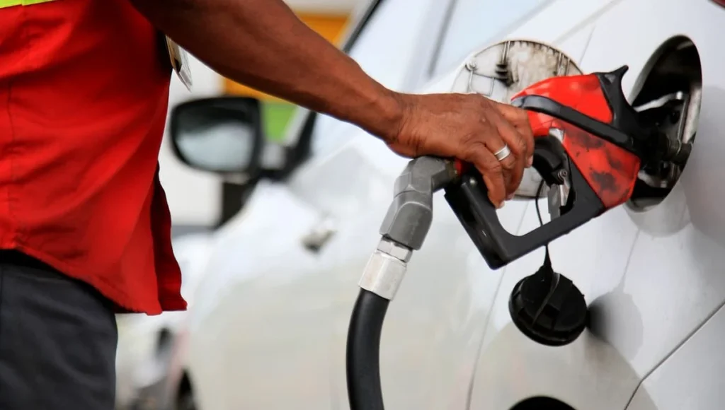 Gasolina mais cara a partir de hoje (29): Saiba o impacto no seu bolso e as principais notícias do mercado financeiro