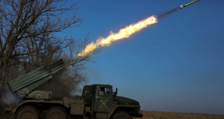 Guerra na Ucrânia: Ataques a instalações de petróleo e militares marcam nova escalada entre Rússia e Ucrânia