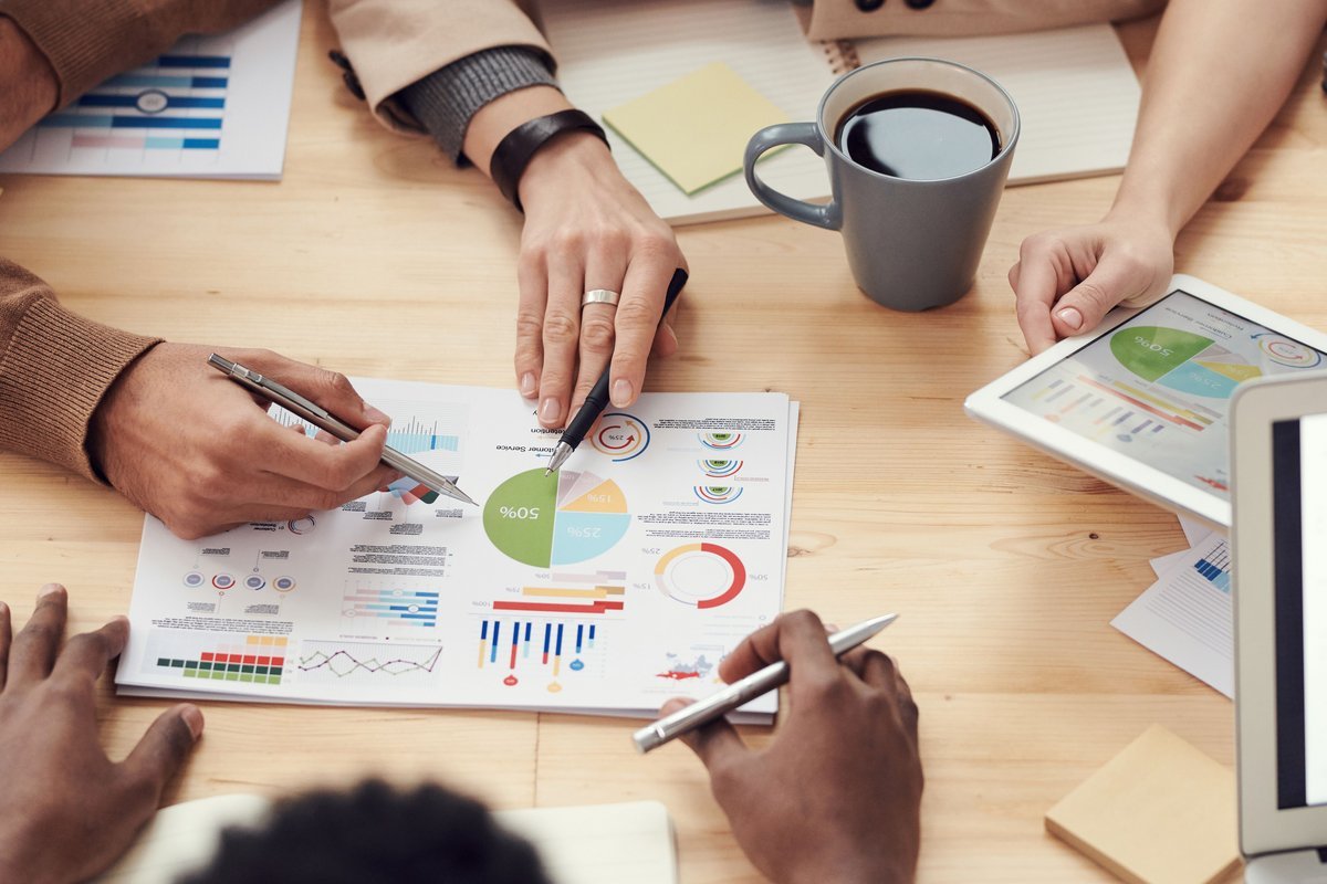 Inteligência artificial para pequenas empresas — equipe usando ferramentas de IA
