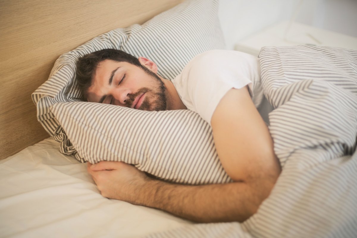 Como melhorar a qualidade do sono — pessoa dormindo tranquilamente
