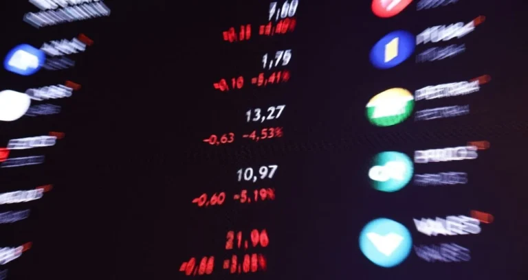 Ibovespa em Queda: Tensão EUA-Irã e Inflação em Alta Pressionam Mercado Brasileiro; Dólar Cede, Mas Permanecendo Acima dos R$ 5