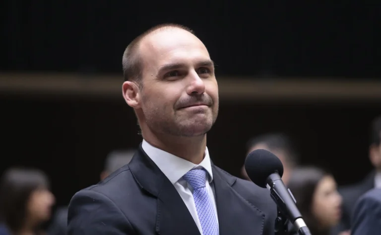 Moraes autoriza julgamento de Eduardo por coação em trama golpista; entenda o caso