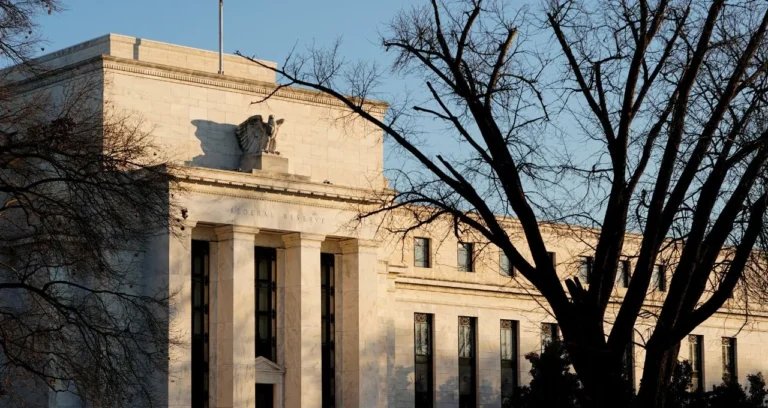 Fed Sinaliza Juros Mais Altos em 2024: Inflação Persistente Exige Atenção Constante, Dólar Sobe e Juros Futuros Disparam