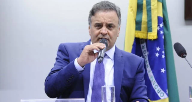 Aécio Neves se Reúne com Joaquim Barbosa e Avalia Pesquisas para Criar Alternativa à Polarização Política