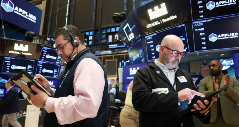 Dow Jones Bate Recorde Histórico e S&P 500 Sobe, Enquanto Nasdaq Recua com Venda de Ações de Chips