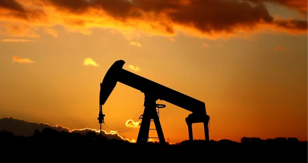 Petróleo em Queda Livre: Geopolítica e Juros Elevados Pressionam Preços Globais