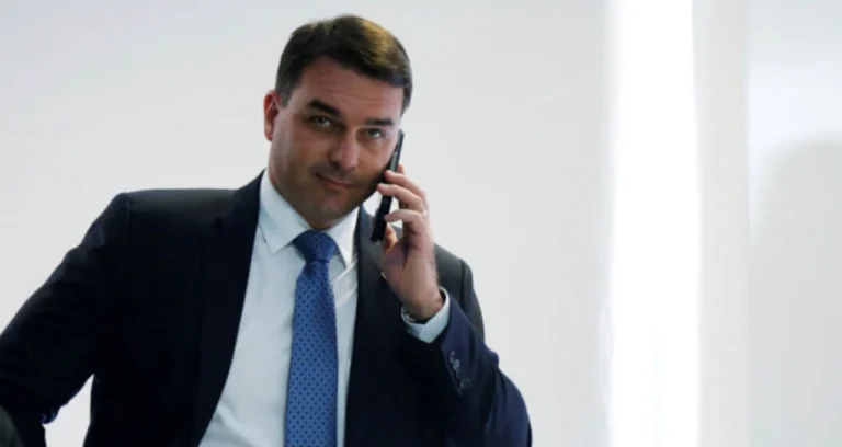 Flávio Bolsonaro Pede Suspeição de Moraes no STF: Entenda o Caso Master e as Implicações para a Política Brasileira