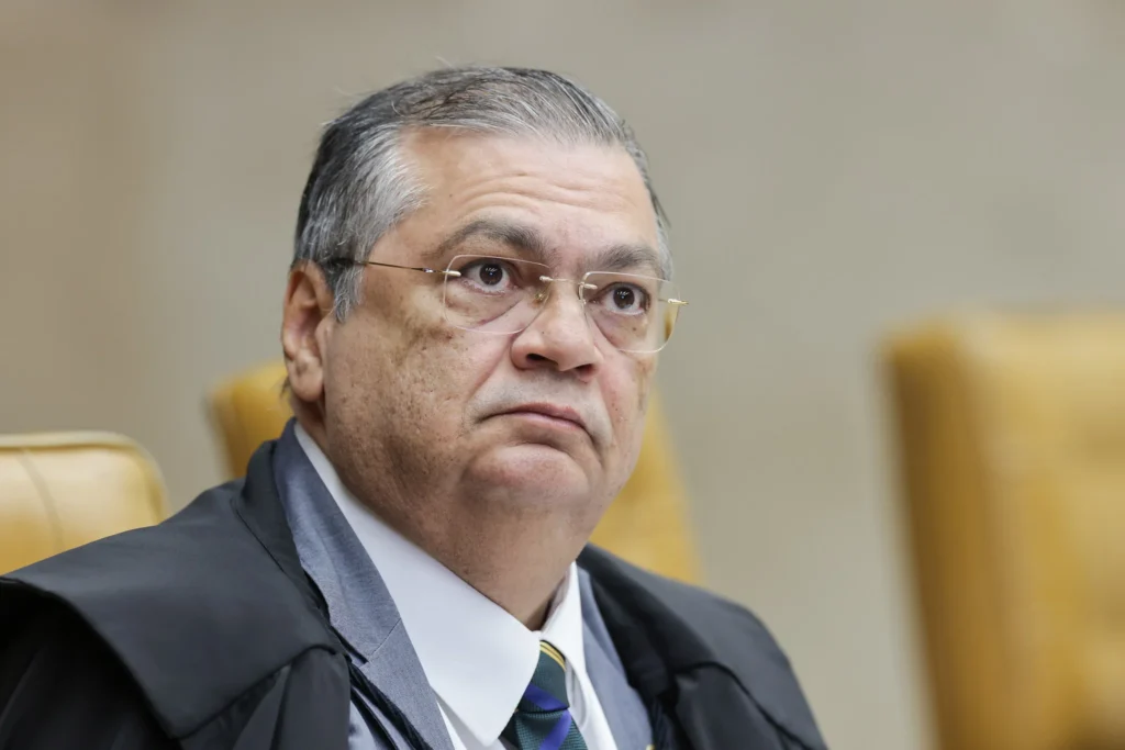 Flávio Bolsonaro pede troca de juiz em investigação no caso 'Dark Horse'