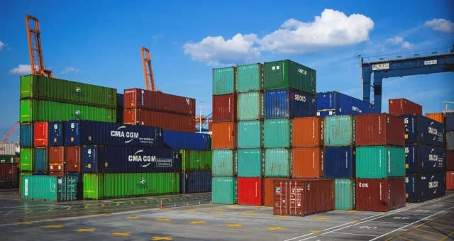 Tarifa dos EUA: Brasil Reage e Ameaça Setores Chave