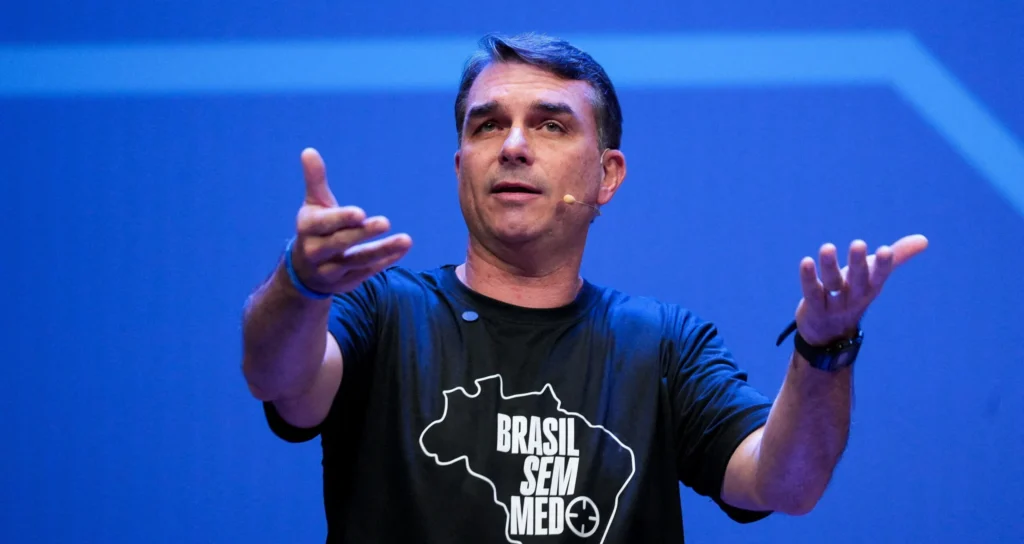 Flávio Bolsonaro abre mão de segurança da PF por temor de 'infiltrados'