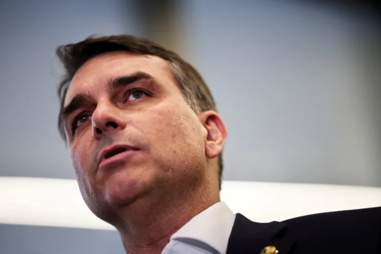 Flávio Bolsonaro: R$ 500 mil de diretor de esquema do Banco Master