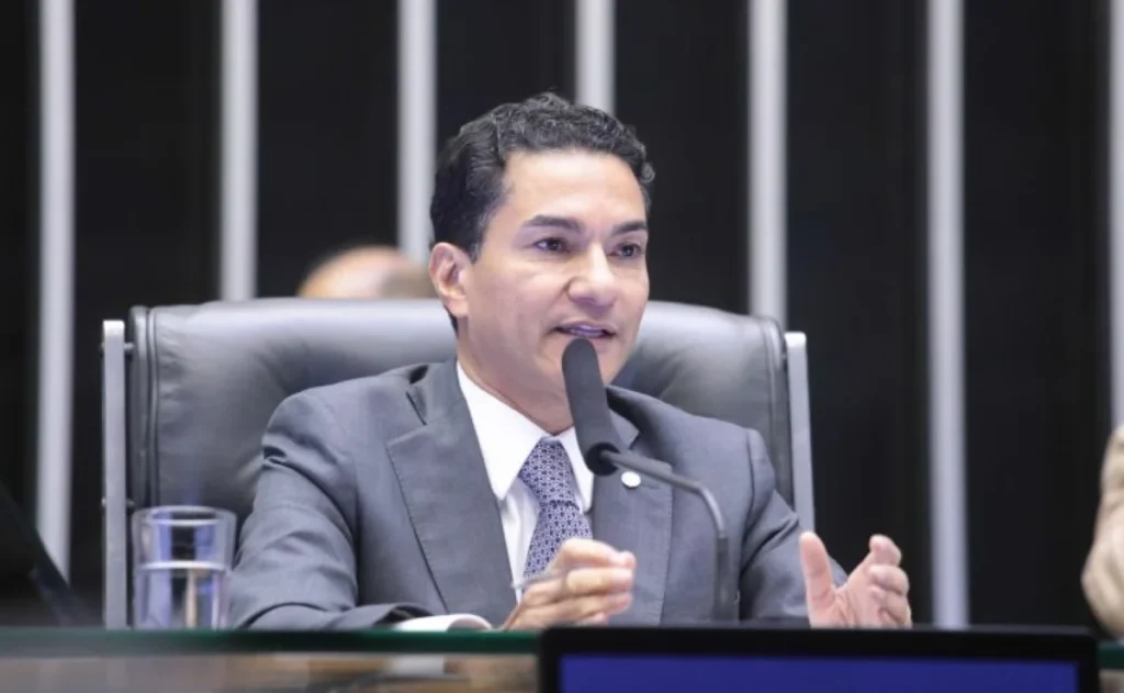 Aliança PL e Republicanos: Flávio Bolsonaro cobra reciprocidade