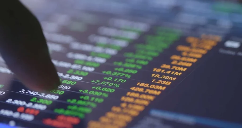 Hapvida (HAPV3) despenca 13%; CSN Mineração (CMIN3) lidera ganhos no Ibovespa