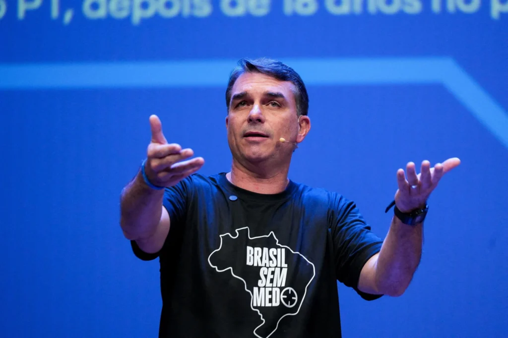 Flávio Bolsonaro: "Luta do bem contra o mal" iniciada em 2018