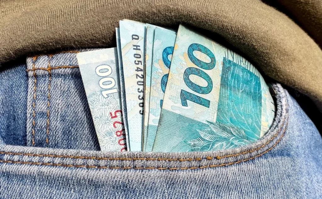 Governo eleva projeção do salário-mínimo para 2027 em 7,4%