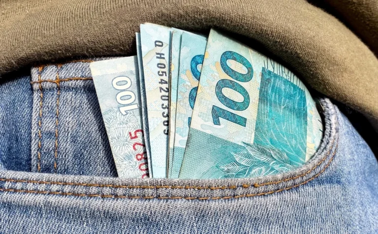 Governo eleva projeção do salário-mínimo para 2027 em 7,4%