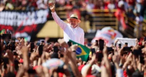 Lula busca reeleger foco em trabalhadores e PT